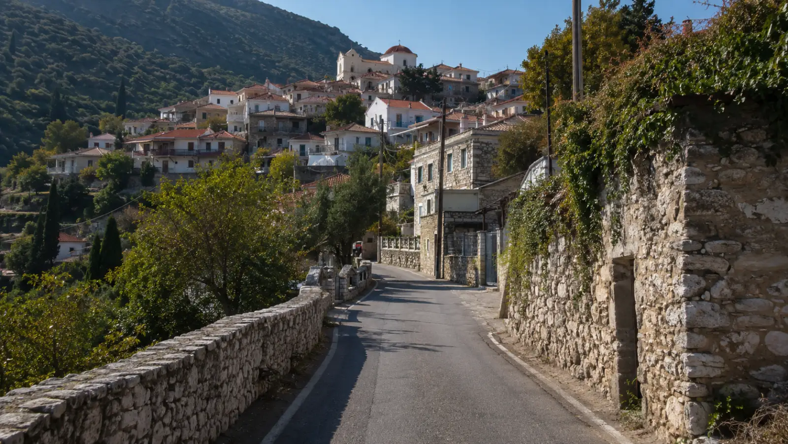 Conducir en Samos 2026: Normas, Carreteras y Consejos
